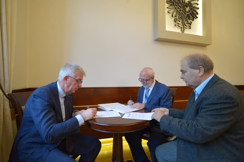 Prof. Jarosław Bosy, Prezes Radosław Ratajszczak i Dyrektor Mirosław Piasecki podpisują porozumienie o współpracy